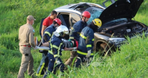 Carro com 7 jovens capota na rodovia PR-317 em Maringá