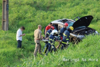 foto de Carro com 7 jovens capota na rodovia PR-317 em Maringá