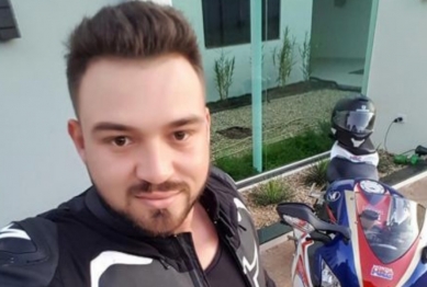 foto de Empresário morre ao bater moto de alta cilindradas em poste em Maringá