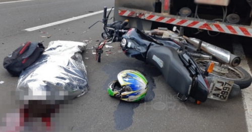 Motociclista morre após bater na traseira de caminhão, em Maringá