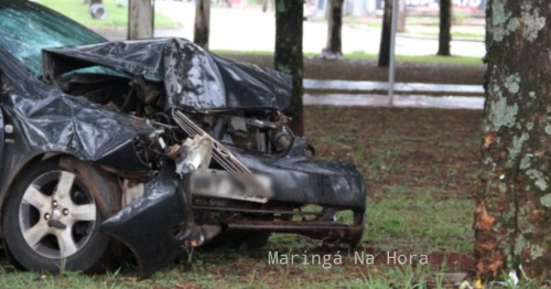 Motorista sofre ferimentos graves após invadir rotatória e bater carro contra árvore em Maringá