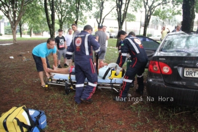 foto de Motorista sofre ferimentos graves após invadir rotatória e bater carro contra árvore em Maringá