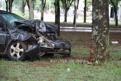 foto de Motorista sofre ferimentos graves após invadir rotatória e bater carro contra árvore em Maringá