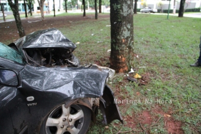 foto de Motorista sofre ferimentos graves após invadir rotatória e bater carro contra árvore em Maringá