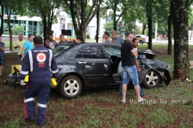 foto de Motorista sofre ferimentos graves após invadir rotatória e bater carro contra árvore em Maringá