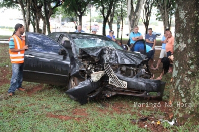 foto de Motorista sofre ferimentos graves após invadir rotatória e bater carro contra árvore em Maringá