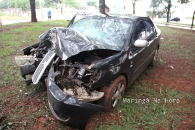 foto de Motorista sofre ferimentos graves após invadir rotatória e bater carro contra árvore em Maringá