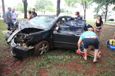 foto de Motorista sofre ferimentos graves após invadir rotatória e bater carro contra árvore em Maringá