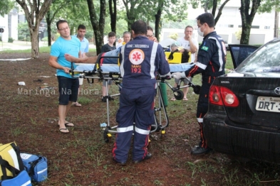 foto de Motorista sofre ferimentos graves após invadir rotatória e bater carro contra árvore em Maringá