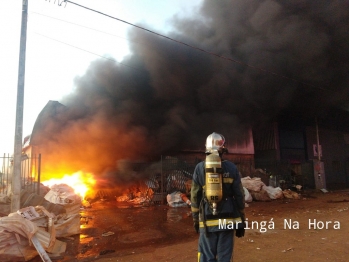 foto de Incêndio destrói barracão com recicláveis em Paiçandu