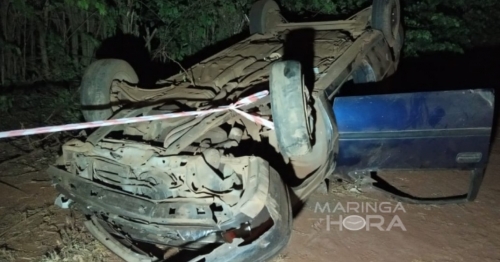 Carro de Maringá capota e passageiro é ejetado e morre na hora