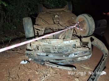 foto de Carro de Maringá capota e passageiro é ejetado e morre na hora