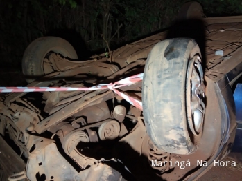 foto de Carro de Maringá capota e passageiro é ejetado e morre na hora