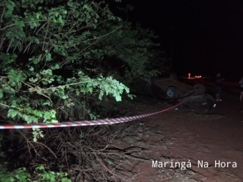 foto de Carro de Maringá capota e passageiro é ejetado e morre na hora