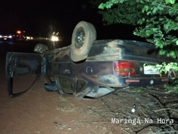 foto de Carro de Maringá capota e passageiro é ejetado e morre na hora