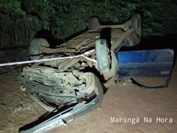 foto de Carro de Maringá capota e passageiro é ejetado e morre na hora