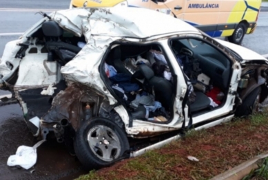 foto de Passageiro morre após grave acidente envolvendo carro e carreta em Mandaguari