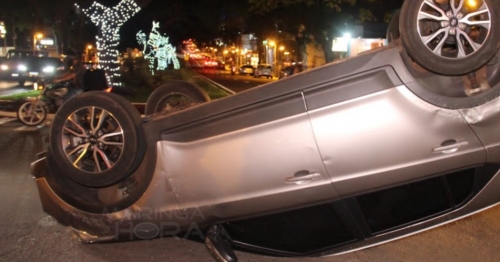 Mulher é socorrida ao capotar carro em Maringá