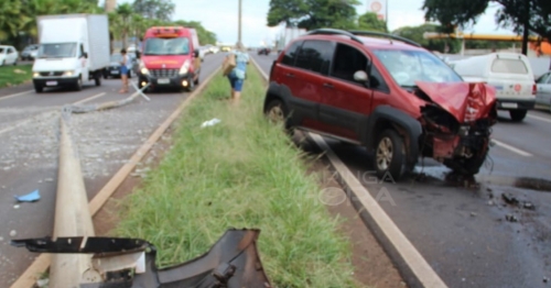 Motorista derruba poste após acidente na Avenida Colombo em Maringá  