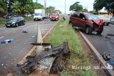 foto de Motorista derruba poste após acidente na Avenida Colombo em Maringá  