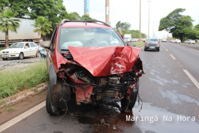 foto de Motorista derruba poste após acidente na Avenida Colombo em Maringá  