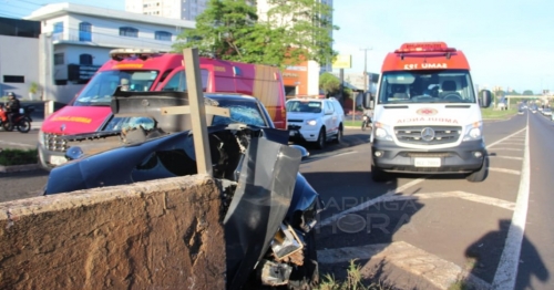 Motorista perde o controle da direção e bate carro contra mureta de viaduto em Maringá