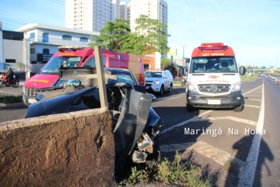 foto de Motorista perde o controle da direção e bate carro contra mureta de viaduto em Maringá