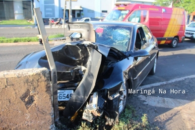 foto de Motorista perde o controle da direção e bate carro contra mureta de viaduto em Maringá