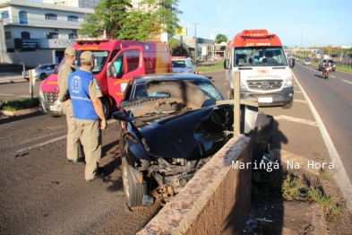 foto de Motorista perde o controle da direção e bate carro contra mureta de viaduto em Maringá