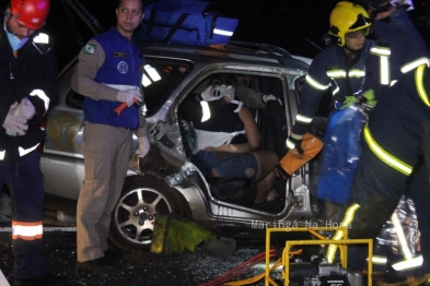 foto de Criança de dois anos e mulher ficam feridas em colisão violenta na PR-317