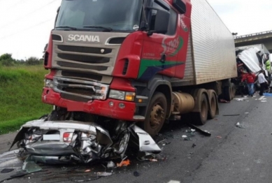 foto de Tragédia - Acidente entre 4 caminhões e um carro deixa pelo menos quatro mortos no Paraná