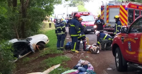 Motorista e passageiro ficaram presos às ferragens após acidente grave entre Maringá e Iguaraçu