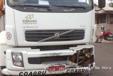 foto de Vídeo mostra momento que caminhão invade preferencial e causa acidente em Maringá