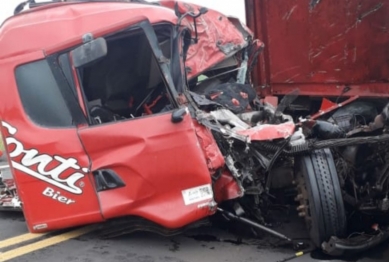 foto de Duas pessoas morrem após grave acidente na Rodovia PR-323, em Sertaneja