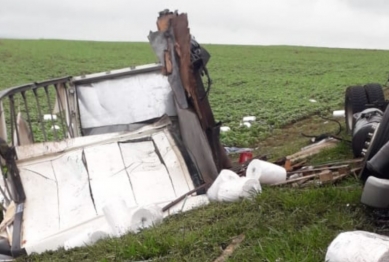 foto de Duas pessoas morrem após grave acidente na Rodovia PR-323, em Sertaneja