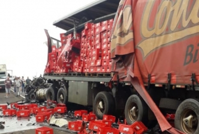 foto de Duas pessoas morrem após grave acidente na Rodovia PR-323, em Sertaneja