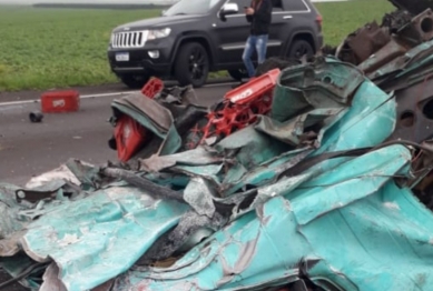 foto de Duas pessoas morrem após grave acidente na Rodovia PR-323, em Sertaneja