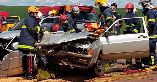 Colisão frontal deixa seis pessoas feridas na PR-323