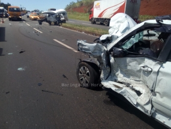 Jovem morre em colisão frontal entre kombi e picape na 