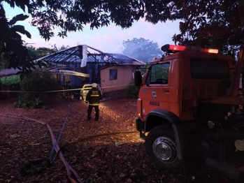 foto de Marialva; mordida na bunda termina em residência e veículo destruídos 