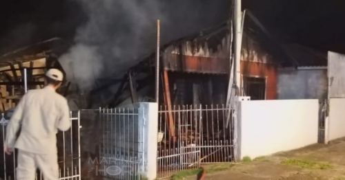 Casa de madeira é destruída pelo fogo no Jardim Alvorada em Maringá