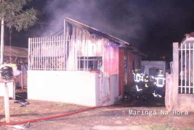 foto de Casa de madeira é destruída pelo fogo no Jardim Alvorada em Maringá