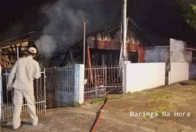 foto de Casa de madeira é destruída pelo fogo no Jardim Alvorada em Maringá