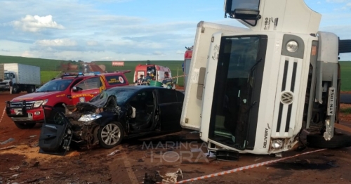 Caminhão tomba após colidir com carro na PR-323 entre Paiçandu e Água Boa