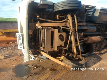 foto de Caminhão tomba após colidir com carro na PR-323 entre Paiçandu e Água Boa