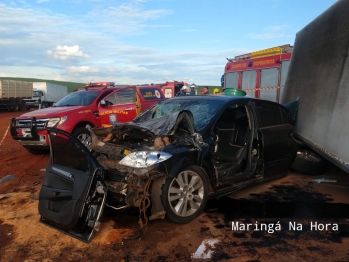 foto de Caminhão tomba após colidir com carro na PR-323 entre Paiçandu e Água Boa