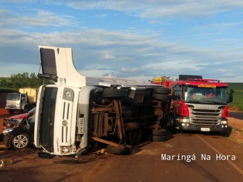 foto de Caminhão tomba após colidir com carro na PR-323 entre Paiçandu e Água Boa