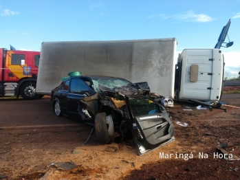 foto de Caminhão tomba após colidir com carro na PR-323 entre Paiçandu e Água Boa