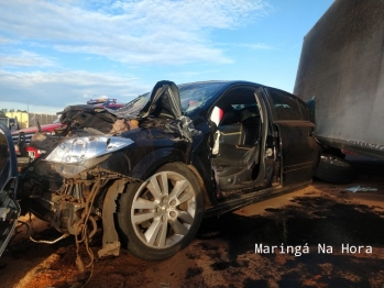 foto de Caminhão tomba após colidir com carro na PR-323 entre Paiçandu e Água Boa