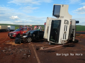 foto de Caminhão tomba após colidir com carro na PR-323 entre Paiçandu e Água Boa